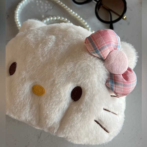 Hello kitty plush purse with pearl chain - Picture 4 of 5